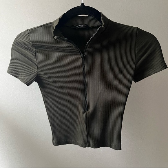 Snatched Crop Top ✨ Small - Picture 2 of 3